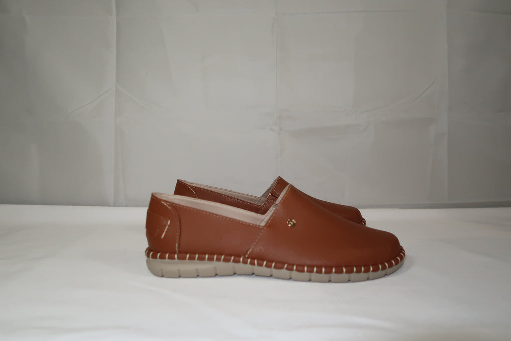 Mocasín Slip-On Magnolia Camel -Zapato de Piso Confort para Mujer.