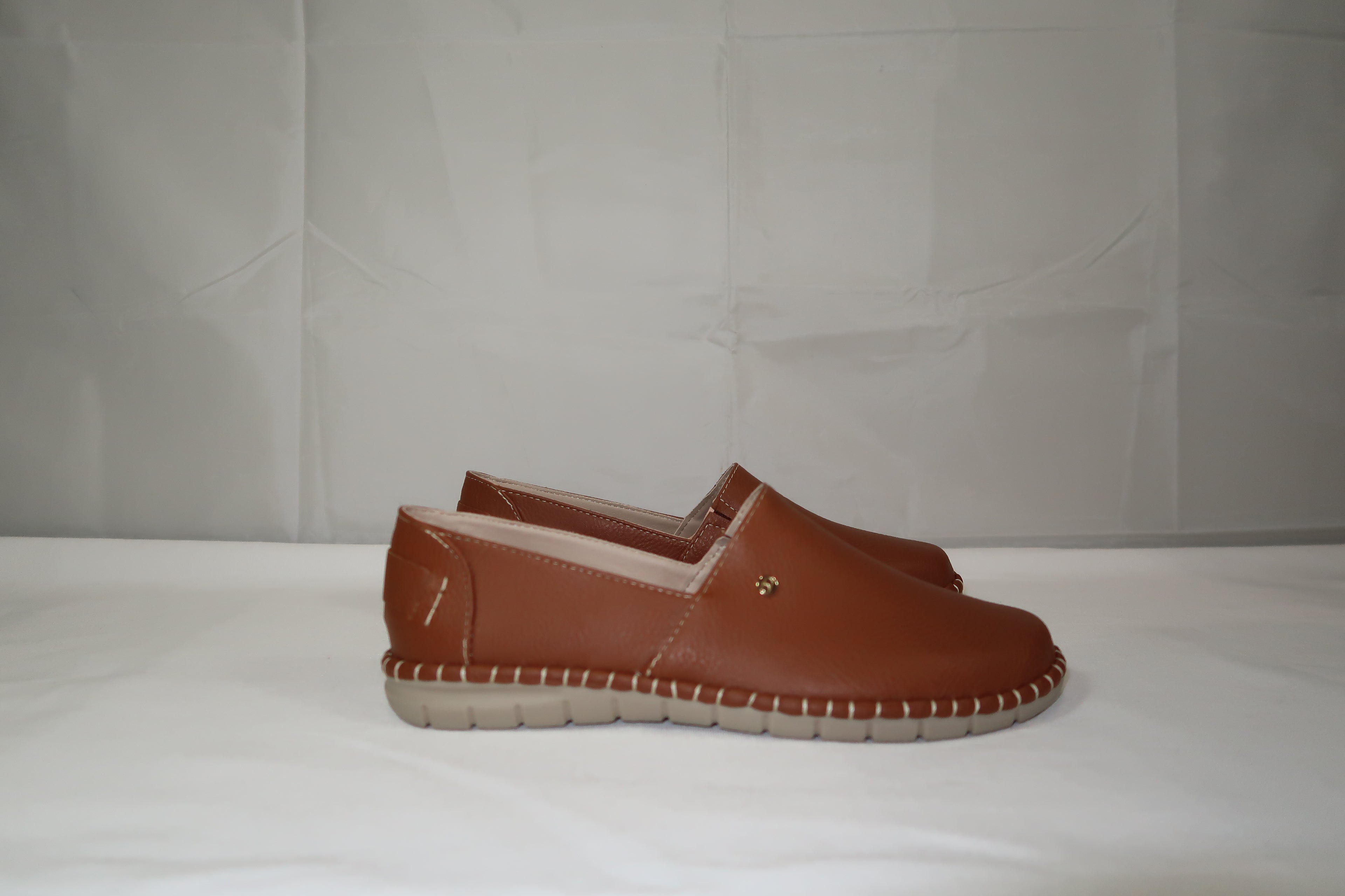 Mocasín Slip-On Magnolia Camel -Zapato de Piso Confort para Mujer.