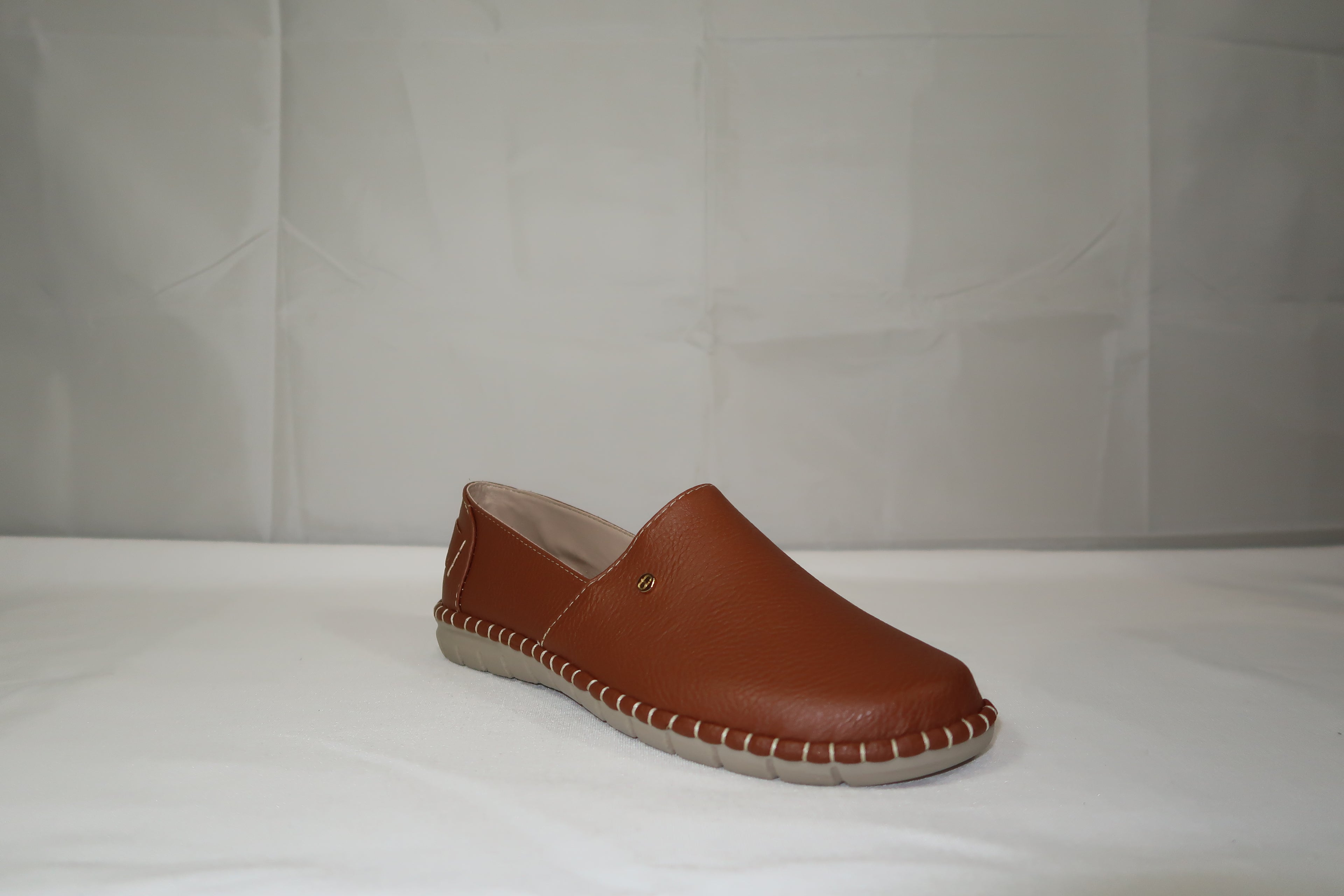 Mocasín Slip-On Magnolia Camel -Zapato de Piso Confort para Mujer.
