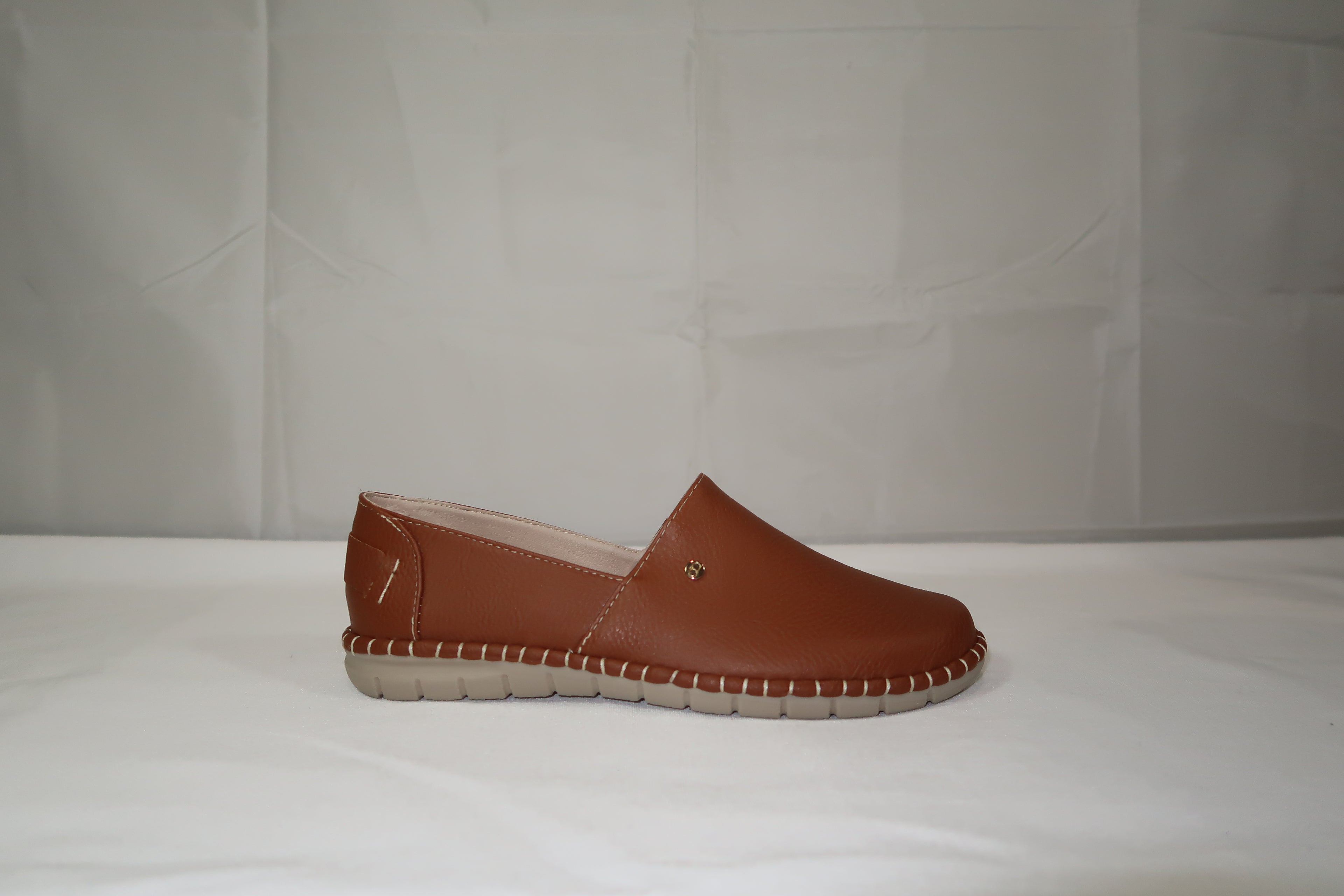 Mocasín Slip-On Magnolia Camel -Zapato de Piso Confort para Mujer.