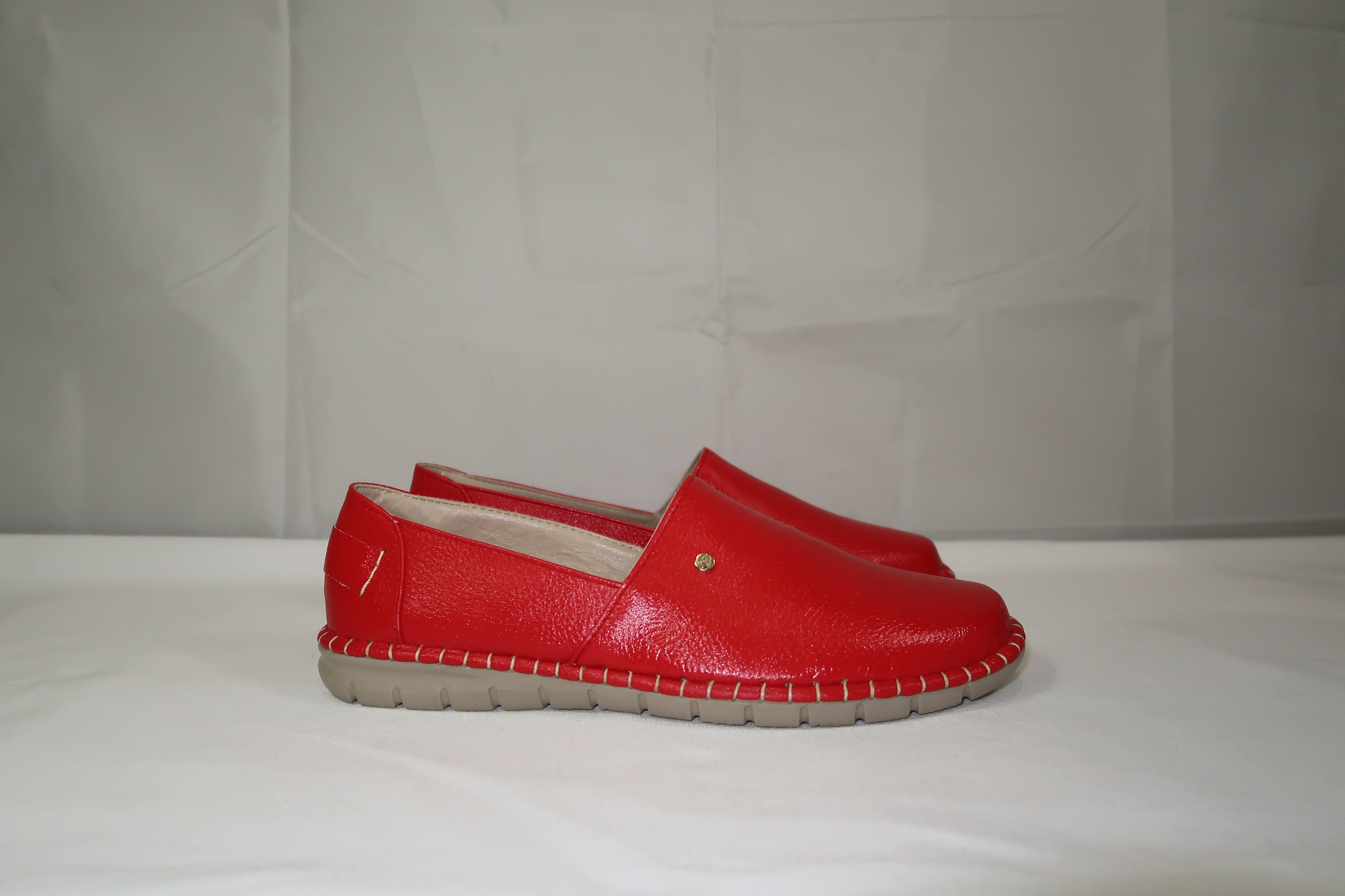 Mocasín Slip-On Magnolia Rojo -Zapato de Piso Confort para Mujer.