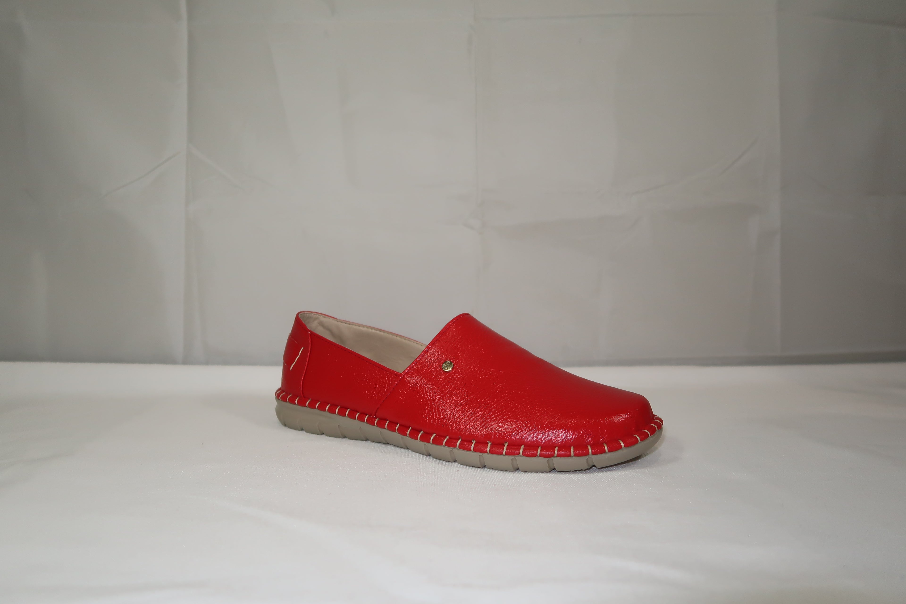 Mocasín Slip-On Magnolia Rojo -Zapato de Piso Confort para Mujer.