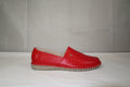 Mocasín Slip-On Magnolia Rojo -Zapato de Piso Confort para Mujer.