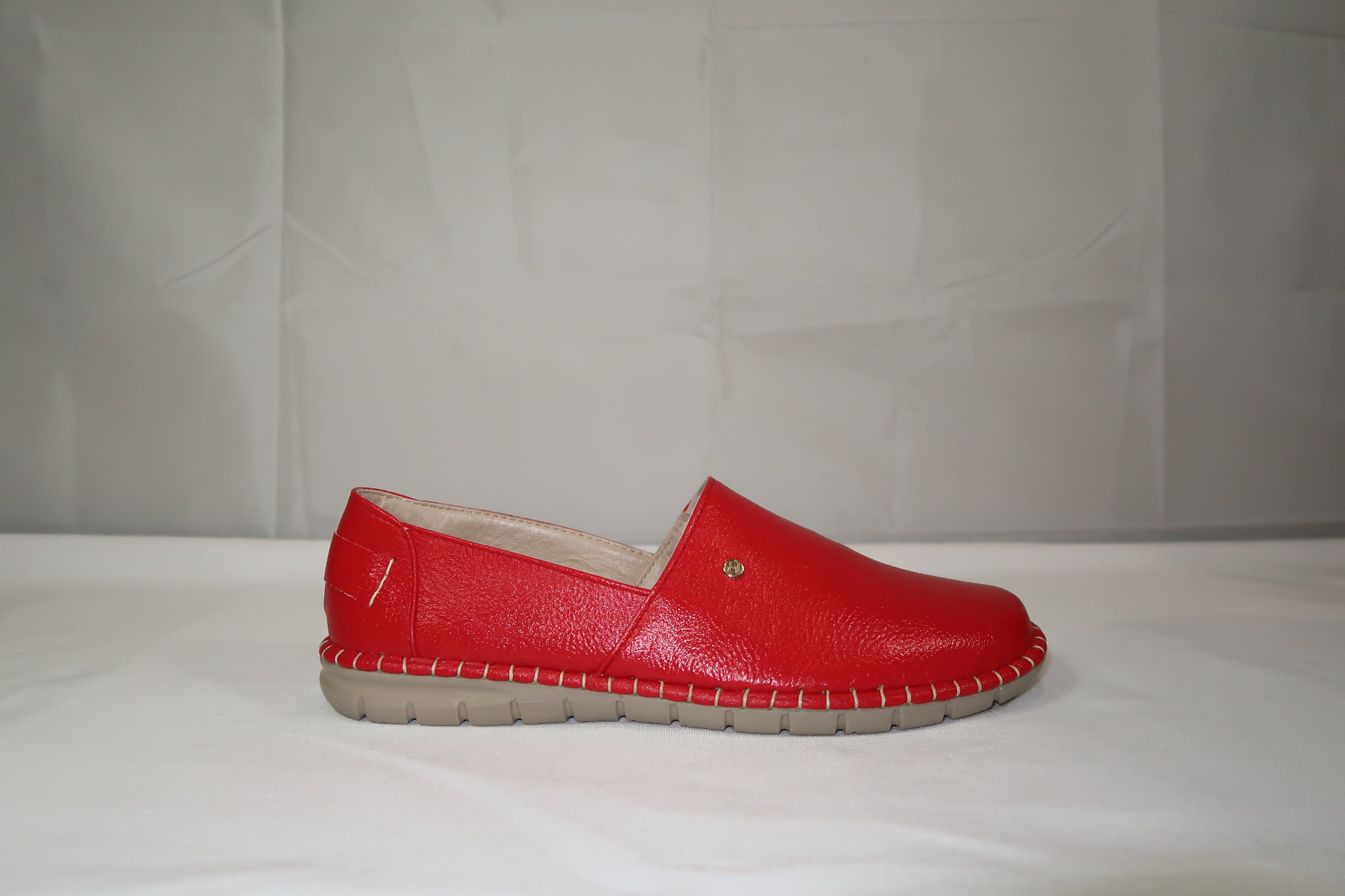 Mocasín Slip-On Magnolia Rojo -Zapato de Piso Confort para Mujer.