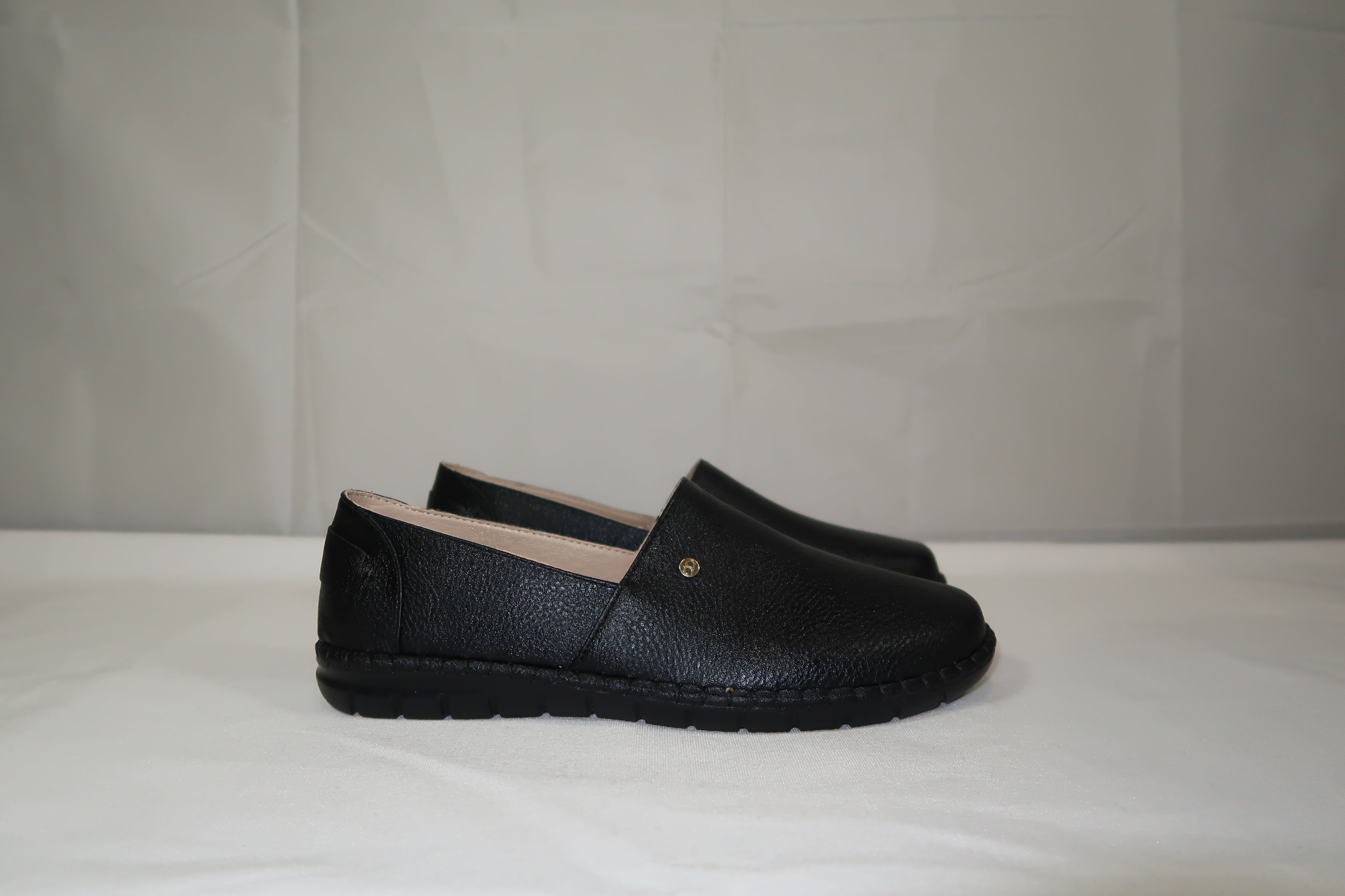 Mocasín Slip-On Magnolia Negro -Zapato de Piso Confort para Mujer.