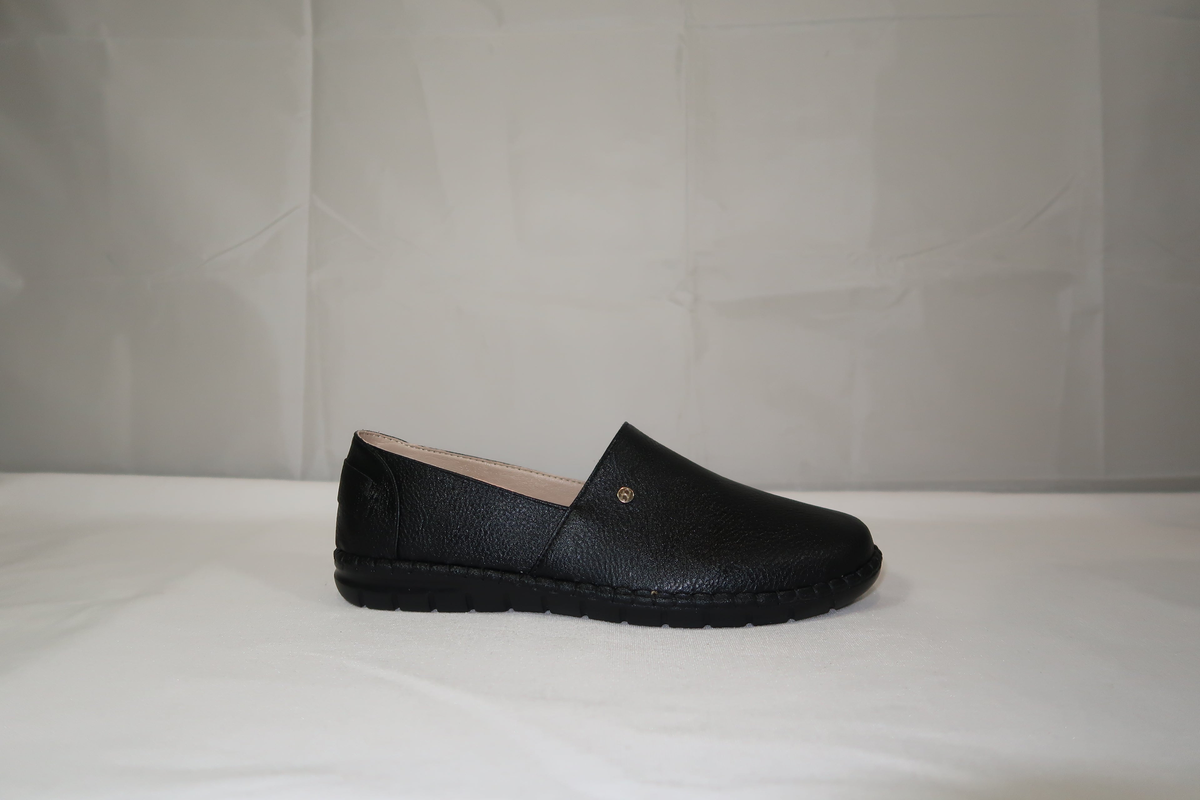 Mocasín Slip-On Magnolia Negro -Zapato de Piso Confort para Mujer.