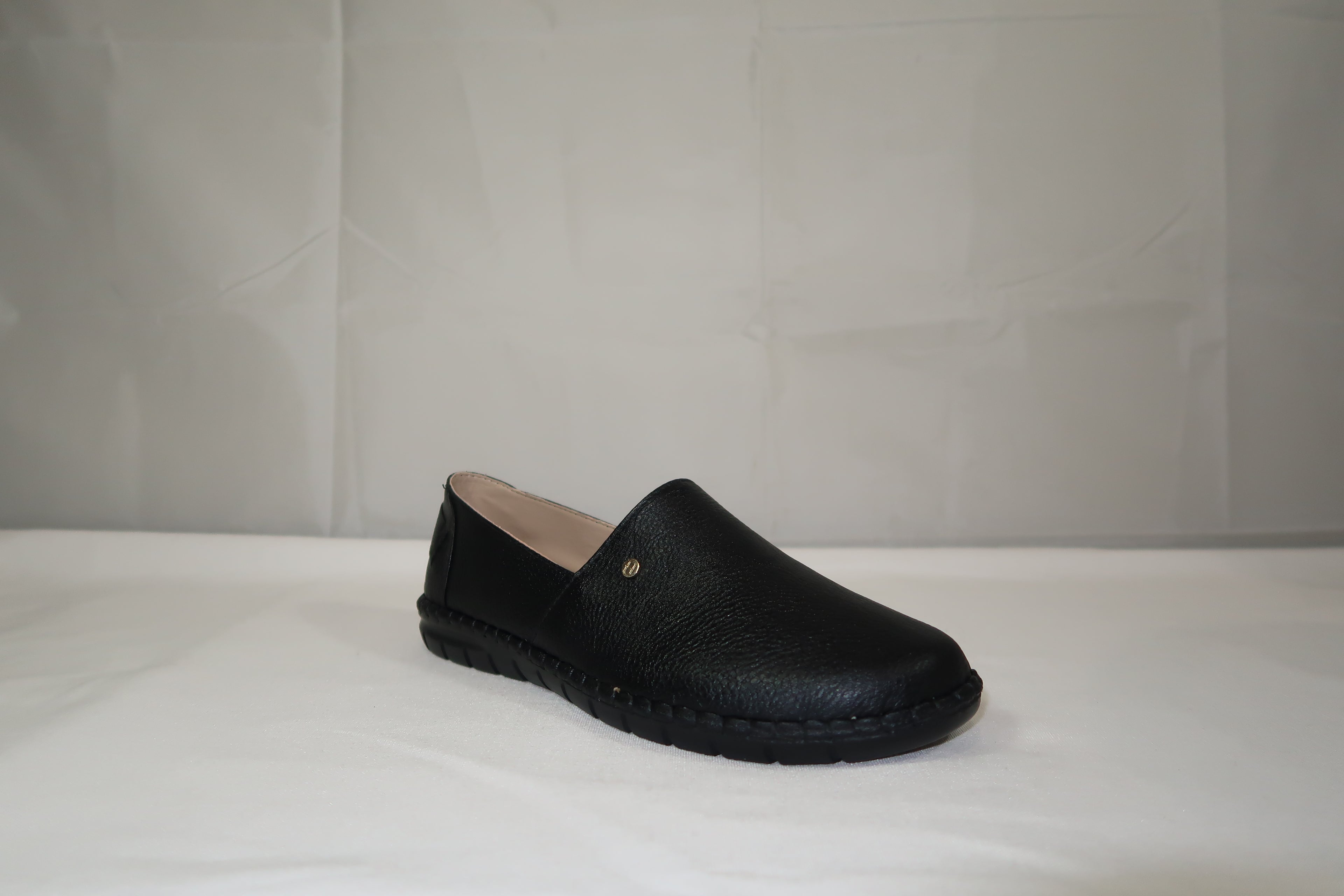 Mocasín Slip-On Magnolia Negro -Zapato de Piso Confort para Mujer.