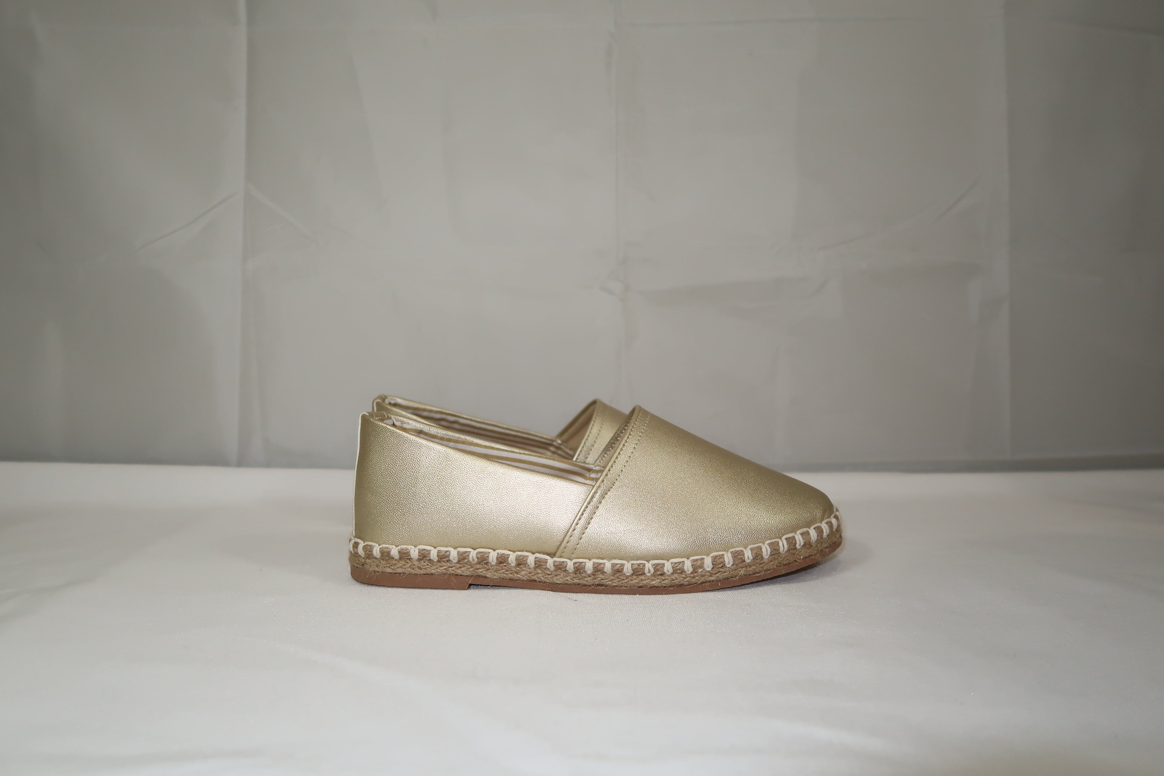 Mocasín Slip-On Magnolia Oro -Zapato de Piso Confort para Mujer.